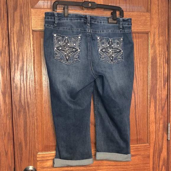 NEW LISTING! Earl Capri Jeans - Picture 8 of 9